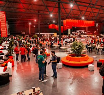 Las imágenes son únicamente representativas. Sirven solo como referencia del producto final, mostrando la atmósfera y el aspecto de los espacios de hospitality mediante fotografías de eventos MATCH, material de archivo e imágenes generadas por IA.