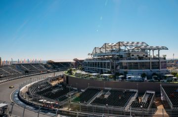 La Azotea te acerca a uno de los puntos más emblemáticos de Madring.</br>Disfruta del espectáculo en la Peraltada Monumental.</br>Una experiencia premium para los fans del motor