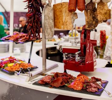 Las imágenes son únicamente representativas. Sirven solo como referencia del producto final, mostrando la atmósfera y el aspecto de los espacios de hospitality mediante fotografías de eventos MATCH, material de archivo e imágenes generadas por IA.