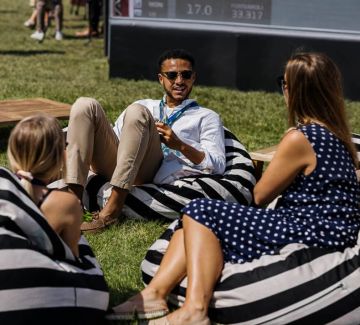 Las imágenes son únicamente representativas. Sirven solo como referencia del producto final, mostrando la atmósfera y el aspecto de los espacios de hospitality mediante fotografías de eventos MATCH, material de archivo e imágenes generadas por IA.