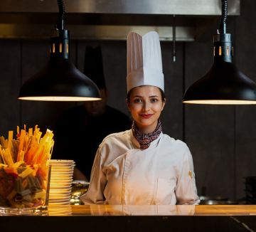 Las imágenes son únicamente representativas. Sirven solo como referencia del producto final, mostrando la atmósfera y el aspecto de los espacios de hospitality mediante fotografías de eventos MATCH, material de archivo e imágenes generadas por IA.