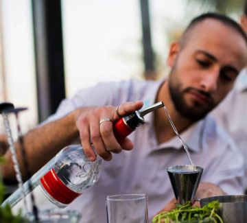Las imágenes son únicamente representativas. Sirven solo como referencia del producto final, mostrando la atmósfera y el aspecto de los espacios de hospitality mediante fotografías de eventos MATCH, material de archivo e imágenes generadas por IA.