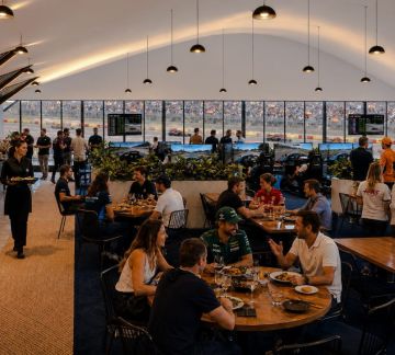 Las imágenes son únicamente representativas. Sirven solo como referencia del producto final, mostrando la atmósfera y el aspecto de los espacios de hospitality mediante fotografías de eventos MATCH, material de archivo e imágenes generadas por IA.