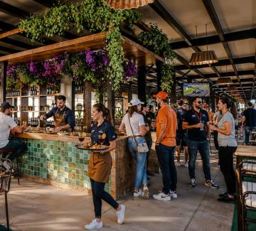 Las imágenes son únicamente representativas. Sirven solo como referencia del producto final, mostrando la atmósfera y el aspecto de los espacios de hospitality mediante fotografías de eventos MATCH, material de archivo e imágenes generadas por IA.