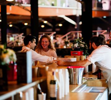 Las imágenes son únicamente representativas. Sirven solo como referencia del producto final, mostrando la atmósfera y el aspecto de los espacios de hospitality mediante fotografías de eventos MATCH, material de archivo e imágenes generadas por IA.