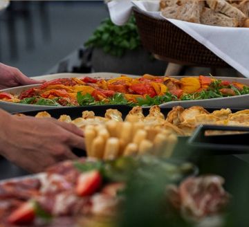Las imágenes son únicamente representativas. Sirven solo como referencia del producto final, mostrando la atmósfera y el aspecto de los espacios de hospitality mediante fotografías de eventos MATCH, material de archivo e imágenes generadas por IA.