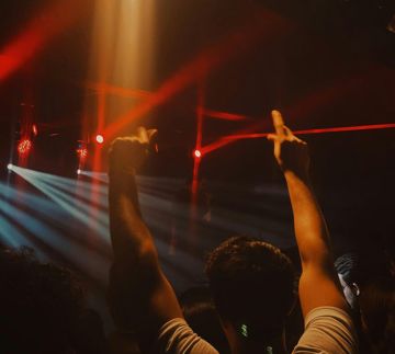 Las imágenes son únicamente representativas. Sirven solo como referencia del producto final, mostrando la atmósfera y el aspecto de los espacios de hospitality mediante fotografías de eventos MATCH, material de archivo e imágenes generadas por IA.